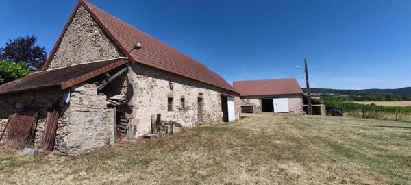 1,7 hectare attenant, découvrez cette magnifique propriété de caractère construite en 1900, offrant un cadre de vie exceptionnel avec une vue imprenable sur le majestueux Puy de Dôme.