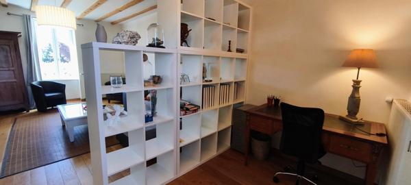 1,7 hectare attenant, découvrez cette magnifique propriété de caractère construite en 1900, offrant un cadre de vie exceptionnel avec une vue imprenable sur le majestueux Puy de Dôme.