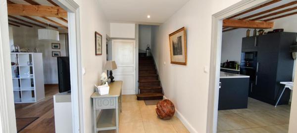 1,7 hectare attenant, découvrez cette magnifique propriété de caractère construite en 1900, offrant un cadre de vie exceptionnel avec une vue imprenable sur le majestueux Puy de Dôme.