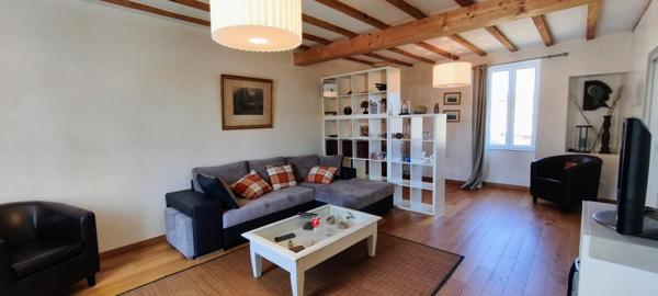 1,7 hectare attenant, découvrez cette magnifique propriété de caractère construite en 1900, offrant un cadre de vie exceptionnel avec une vue imprenable sur le majestueux Puy de Dôme.