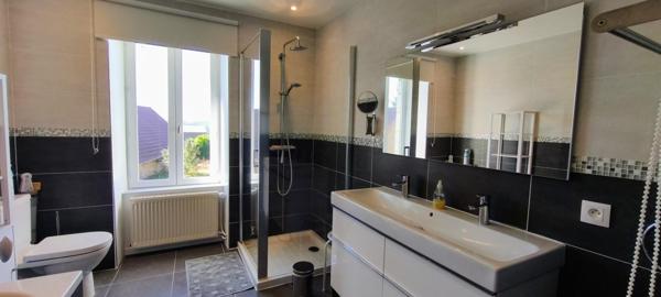 1,7 hectare attenant, découvrez cette magnifique propriété de caractère construite en 1900, offrant un cadre de vie exceptionnel avec une vue imprenable sur le majestueux Puy de Dôme.