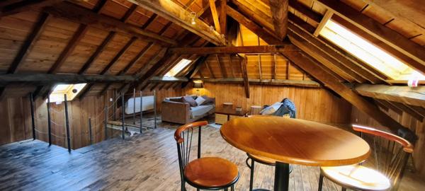 1,7 hectare attenant, découvrez cette magnifique propriété de caractère construite en 1900, offrant un cadre de vie exceptionnel avec une vue imprenable sur le majestueux Puy de Dôme.