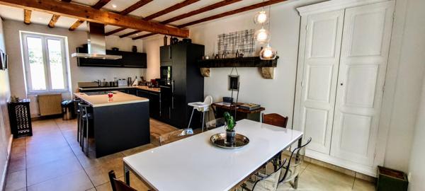 1,7 hectare attenant, découvrez cette magnifique propriété de caractère construite en 1900, offrant un cadre de vie exceptionnel avec une vue imprenable sur le majestueux Puy de Dôme.