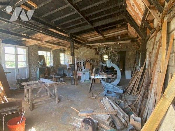 A vendre à Pleumeur-Bodou (22560) en Côtes-d'Armor (22) Un bâtiment à usage d'atelier ou de gar...