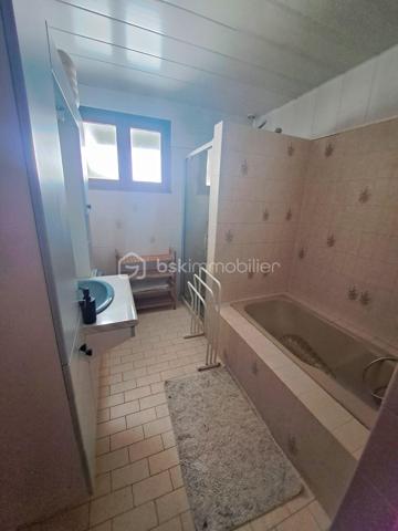 Charmante maison idéalement située, alliant proximité des services et tranquillité.
Elle offre une belle surface répartie sur trois niveaux, avec un extérieur agréable et exploitable.

Rez-de-chaussée : hall d’entrée, chambre, débarras, garage, chaufferie (chaudière bois et chaudière fuel jumelées) et cave.
1er étage : cuisine ouverte sur terrasse partiellement couverte et accès direct au terrain, vaste pièce de vie avec cheminée et balcon, chambre, salle de bains, WC.
2e étage : 3 chambres et salle de douche.

Atouts : chauffage au fuel et bois, abri pour 2 voitures, belle luminosité, terrain sans vis-à-vis.


Belle opportunité, bon emplacement !
