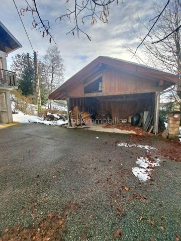 Charmante maison idéalement située, alliant proximité des services et tranquillité.
Elle offre une belle surface répartie sur trois niveaux, avec un extérieur agréable et exploitable.

Rez-de-chaussée : hall d’entrée, chambre, débarras, garage, chaufferie (chaudière bois et chaudière fuel jumelées) et cave.
1er étage : cuisine ouverte sur terrasse partiellement couverte et accès direct au terrain, vaste pièce de vie avec cheminée et balcon, chambre, salle de bains, WC.
2e étage : 3 chambres et salle de douche.

Atouts : chauffage au fuel et bois, abri pour 2 voitures, belle luminosité, terrain sans vis-à-vis.


Belle opportunité, bon emplacement !