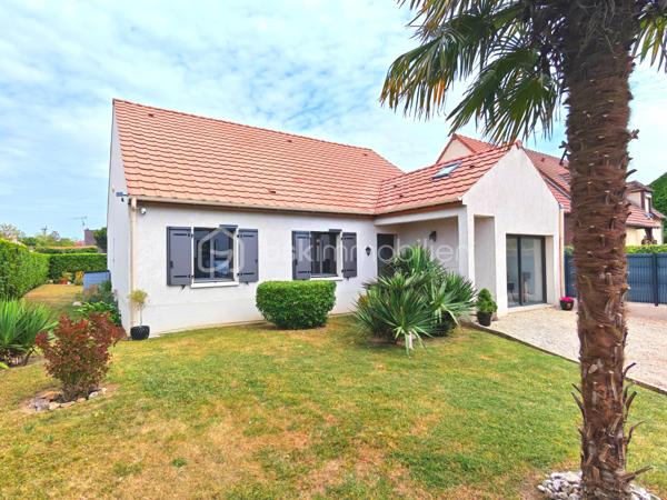 Découvrez cette agréable maison de plain-pied, sans mitoyenneté offrant un cadre de vie confortable et pratique, idéale pour une famille à la recherche de tranquillité tout en restant proche de toutes les commodités.

Son emplacement est un véritable atout : vous pourrez accéder à pied aux commerces, aux transports et aux écoles, facilitant ainsi le quotidien de toute la famille.

La maison dispose également d’un accès à une dépendance, offrant de nombreuses possibilités : création d’un bureau, d’un atelier, d’un espace professionnel ou d’une activité à domicile.

Une grande entrée, un séjour salle à manger avec la possibilité d'une ouverture sur la cuisine aménagée et équipée, 4 chambres, une salle d'eau avec douche à l'italienne, un wc séparé.

Les menuiseries sont de dernière génération en aluminium avec volets électriques.