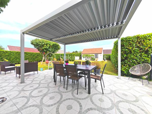 Découvrez cette agréable maison de plain-pied, sans mitoyenneté offrant un cadre de vie confortable et pratique, idéale pour une famille à la recherche de tranquillité tout en restant proche de toutes les commodités.

Son emplacement est un véritable atout : vous pourrez accéder à pied aux commerces, aux transports et aux écoles, facilitant ainsi le quotidien de toute la famille.

La maison dispose également d’un accès à une dépendance, offrant de nombreuses possibilités : création d’un bureau, d’un atelier, d’un espace professionnel ou d’une activité à domicile.

Une grande entrée, un séjour salle à manger avec la possibilité d'une ouverture sur la cuisine aménagée et équipée, 4 chambres, une salle d'eau avec douche à l'italienne, un wc séparé.

Les menuiseries sont de dernière génération en aluminium avec volets électriques.