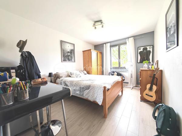 Découvrez cette agréable maison de plain-pied, sans mitoyenneté offrant un cadre de vie confortable et pratique, idéale pour une famille à la recherche de tranquillité tout en restant proche de toutes les commodités.

Son emplacement est un véritable atout : vous pourrez accéder à pied aux commerces, aux transports et aux écoles, facilitant ainsi le quotidien de toute la famille.

La maison dispose également d’un accès à une dépendance, offrant de nombreuses possibilités : création d’un bureau, d’un atelier, d’un espace professionnel ou d’une activité à domicile.

Une grande entrée, un séjour salle à manger avec la possibilité d'une ouverture sur la cuisine aménagée et équipée, 4 chambres, une salle d'eau avec douche à l'italienne, un wc séparé.

Les menuiseries sont de dernière génération en aluminium avec volets électriques.