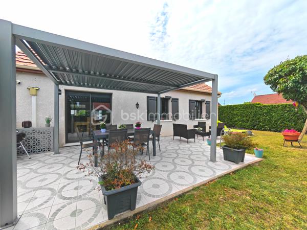 Découvrez cette agréable maison de plain-pied, sans mitoyenneté offrant un cadre de vie confortable et pratique, idéale pour une famille à la recherche de tranquillité tout en restant proche de toutes les commodités.

Son emplacement est un véritable atout : vous pourrez accéder à pied aux commerces, aux transports et aux écoles, facilitant ainsi le quotidien de toute la famille.

La maison dispose également d’un accès à une dépendance, offrant de nombreuses possibilités : création d’un bureau, d’un atelier, d’un espace professionnel ou d’une activité à domicile.

Une grande entrée, un séjour salle à manger avec la possibilité d'une ouverture sur la cuisine aménagée et équipée, 4 chambres, une salle d'eau avec douche à l'italienne, un wc séparé.

Les menuiseries sont de dernière génération en aluminium avec volets électriques.
