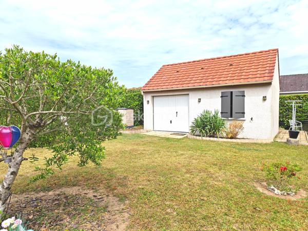 Découvrez cette agréable maison de plain-pied, sans mitoyenneté offrant un cadre de vie confortable et pratique, idéale pour une famille à la recherche de tranquillité tout en restant proche de toutes les commodités.

Son emplacement est un véritable atout : vous pourrez accéder à pied aux commerces, aux transports et aux écoles, facilitant ainsi le quotidien de toute la famille.

La maison dispose également d’un accès à une dépendance, offrant de nombreuses possibilités : création d’un bureau, d’un atelier, d’un espace professionnel ou d’une activité à domicile.

Une grande entrée, un séjour salle à manger avec la possibilité d'une ouverture sur la cuisine aménagée et équipée, 4 chambres, une salle d'eau avec douche à l'italienne, un wc séparé.

Les menuiseries sont de dernière génération en aluminium avec volets électriques.