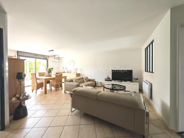 Découvrez cette agréable maison de plain-pied, sans mitoyenneté offrant un cadre de vie confortable et pratique, idéale pour une famille à la recherche de tranquillité tout en restant proche de toutes les commodités.

Son emplacement est un véritable atout : vous pourrez accéder à pied aux commerces, aux transports et aux écoles, facilitant ainsi le quotidien de toute la famille.

La maison dispose également d’un accès à une dépendance, offrant de nombreuses possibilités : création d’un bureau, d’un atelier, d’un espace professionnel ou d’une activité à domicile.

Une grande entrée, un séjour salle à manger avec la possibilité d'une ouverture sur la cuisine aménagée et équipée, 4 chambres, une salle d'eau avec douche à l'italienne, un wc séparé.

Les menuiseries sont de dernière génération en aluminium avec volets électriques.