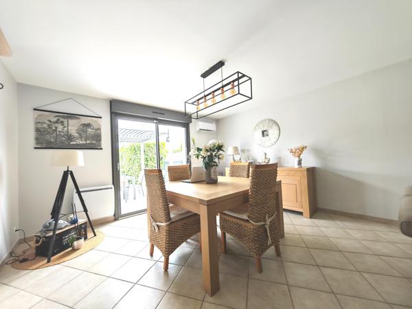 Découvrez cette agréable maison de plain-pied, sans mitoyenneté offrant un cadre de vie confortable et pratique, idéale pour une famille à la recherche de tranquillité tout en restant proche de toutes les commodités.

Son emplacement est un véritable atout : vous pourrez accéder à pied aux commerces, aux transports et aux écoles, facilitant ainsi le quotidien de toute la famille.

La maison dispose également d’un accès à une dépendance, offrant de nombreuses possibilités : création d’un bureau, d’un atelier, d’un espace professionnel ou d’une activité à domicile.

Une grande entrée, un séjour salle à manger avec la possibilité d'une ouverture sur la cuisine aménagée et équipée, 4 chambres, une salle d'eau avec douche à l'italienne, un wc séparé.

Les menuiseries sont de dernière génération en aluminium avec volets électriques.