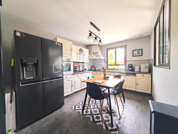 Découvrez cette agréable maison de plain-pied, sans mitoyenneté offrant un cadre de vie confortable et pratique, idéale pour une famille à la recherche de tranquillité tout en restant proche de toutes les commodités.

Son emplacement est un véritable atout : vous pourrez accéder à pied aux commerces, aux transports et aux écoles, facilitant ainsi le quotidien de toute la famille.

La maison dispose également d’un accès à une dépendance, offrant de nombreuses possibilités : création d’un bureau, d’un atelier, d’un espace professionnel ou d’une activité à domicile.

Une grande entrée, un séjour salle à manger avec la possibilité d'une ouverture sur la cuisine aménagée et équipée, 4 chambres, une salle d'eau avec douche à l'italienne, un wc séparé.

Les menuiseries sont de dernière génération en aluminium avec volets électriques.