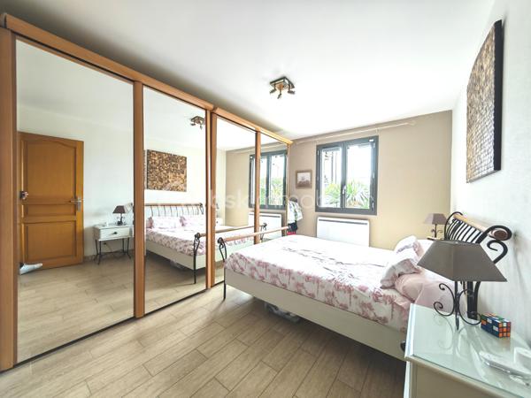 Découvrez cette agréable maison de plain-pied, sans mitoyenneté offrant un cadre de vie confortable et pratique, idéale pour une famille à la recherche de tranquillité tout en restant proche de toutes les commodités.

Son emplacement est un véritable atout : vous pourrez accéder à pied aux commerces, aux transports et aux écoles, facilitant ainsi le quotidien de toute la famille.

La maison dispose également d’un accès à une dépendance, offrant de nombreuses possibilités : création d’un bureau, d’un atelier, d’un espace professionnel ou d’une activité à domicile.

Une grande entrée, un séjour salle à manger avec la possibilité d'une ouverture sur la cuisine aménagée et équipée, 4 chambres, une salle d'eau avec douche à l'italienne, un wc séparé.

Les menuiseries sont de dernière génération en aluminium avec volets électriques.