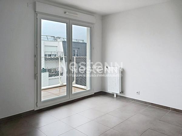 A louer à  LONGJUMEAU, dans résidence récente, studio avec balcon et place de parking en sous-sol