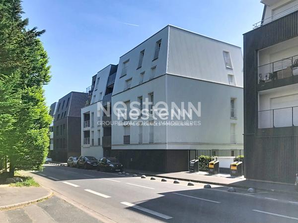 A louer à  LONGJUMEAU, dans résidence récente, studio avec balcon et place de parking en sous-sol