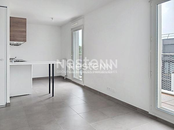 A louer à  LONGJUMEAU, dans résidence récente, studio avec balcon et place de parking en sous-sol