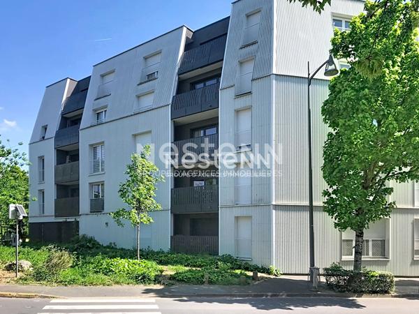 A louer à  LONGJUMEAU, dans résidence récente, studio avec balcon et place de parking en sous-sol