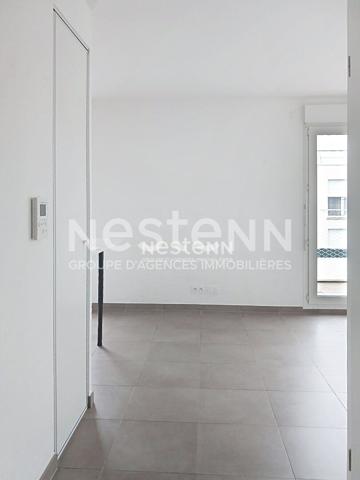 A louer à  LONGJUMEAU, dans résidence récente, studio avec balcon et place de parking en sous-sol