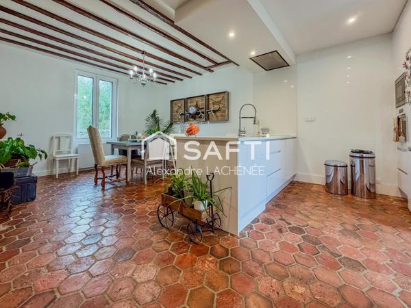 Propriété de caractère 1948 rénovée, tomettes, poutres, piscine avec dépendance de 58 m2
