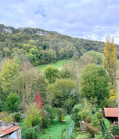 LE MAS D'AZIL : MAISON DE VILLAGE T3 AVEC JARDIN A RAFRAICHIR