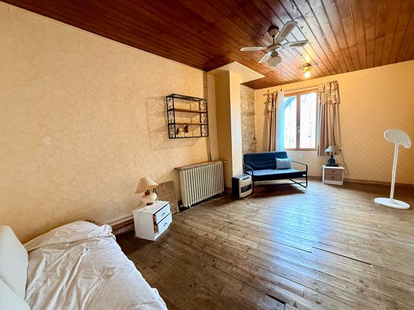 LE MAS D'AZIL : MAISON DE VILLAGE T3 AVEC JARDIN A RAFRAICHIR