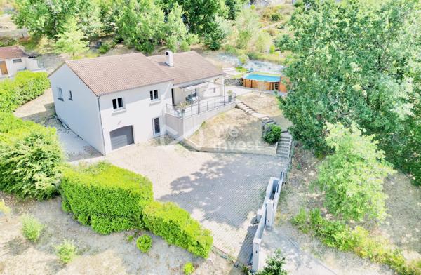 Villa de type 5 de 127 m2 habitables avec quatre chambres, jardin avec vue dominante.