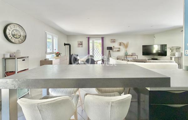 Villa de type 5 de 127 m2 habitables avec quatre chambres, jardin avec vue dominante.