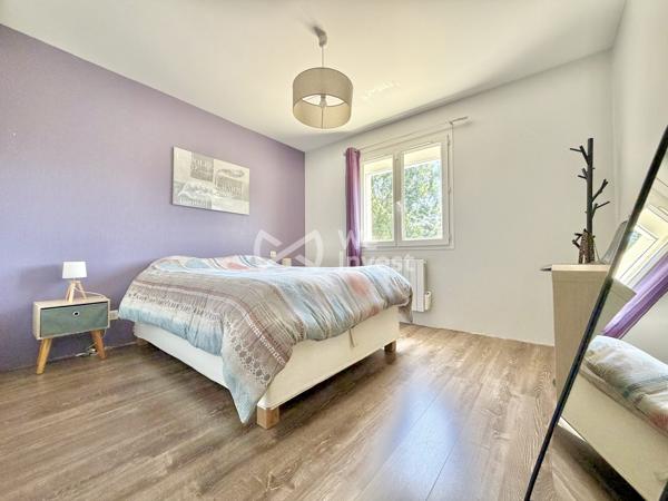 Villa de type 5 de 127 m2 habitables avec quatre chambres, jardin avec vue dominante.
