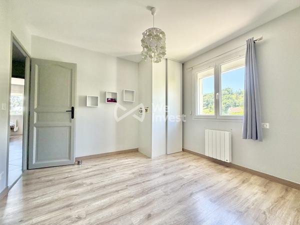 Villa de type 5 de 127 m2 habitables avec quatre chambres, jardin avec vue dominante.