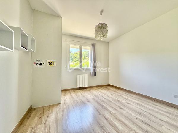 Villa de type 5 de 127 m2 habitables avec quatre chambres, jardin avec vue dominante.