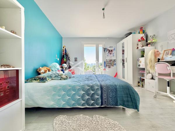 Villa de type 5 de 127 m2 habitables avec quatre chambres, jardin avec vue dominante.