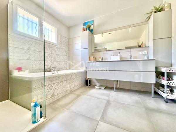 Villa de type 5 de 127 m2 habitables avec quatre chambres, jardin avec vue dominante.
