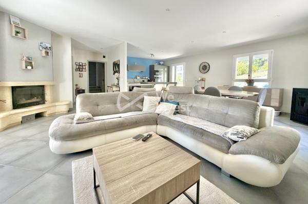 Villa de type 5 de 127 m2 habitables avec quatre chambres, jardin avec vue dominante.