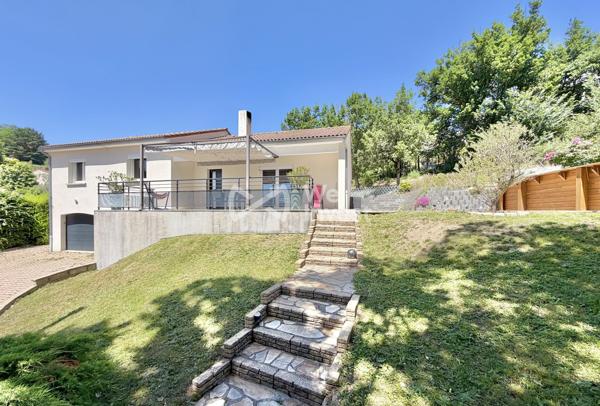 Villa de type 5 de 127 m2 habitables avec quatre chambres, jardin avec vue dominante.