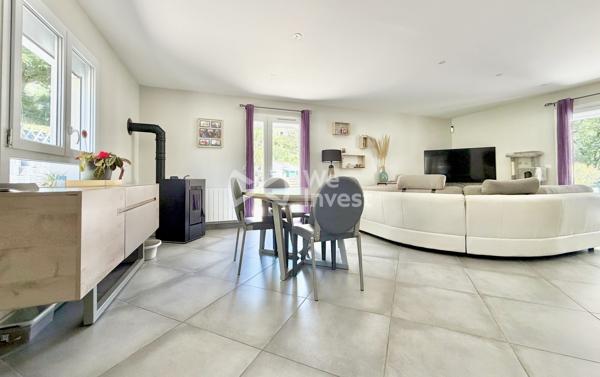 Villa de type 5 de 127 m2 habitables avec quatre chambres, jardin avec vue dominante.