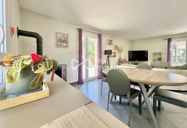Villa de type 5 de 127 m2 habitables avec quatre chambres, jardin avec vue dominante.