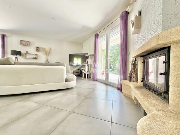 Villa de type 5 de 127 m2 habitables avec quatre chambres, jardin avec vue dominante.