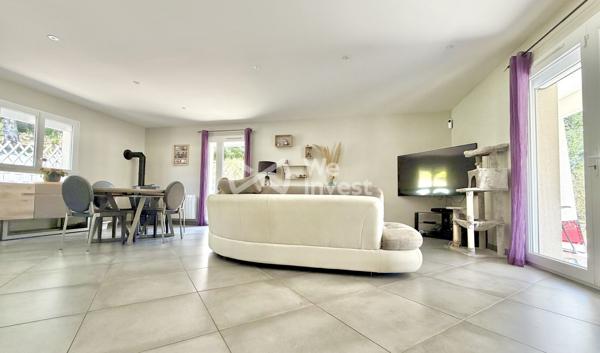 Villa de type 5 de 127 m2 habitables avec quatre chambres, jardin avec vue dominante.