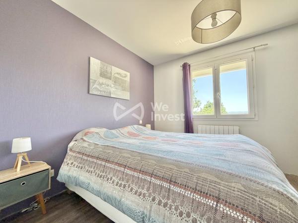 Villa de type 5 de 127 m2 habitables avec quatre chambres, jardin avec vue dominante.