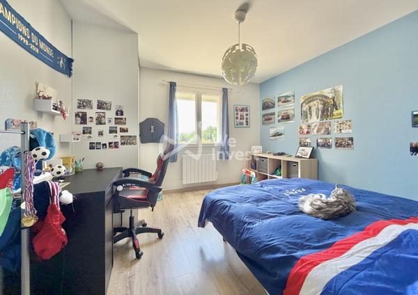 Villa de type 5 de 127 m2 habitables avec quatre chambres, jardin avec vue dominante.