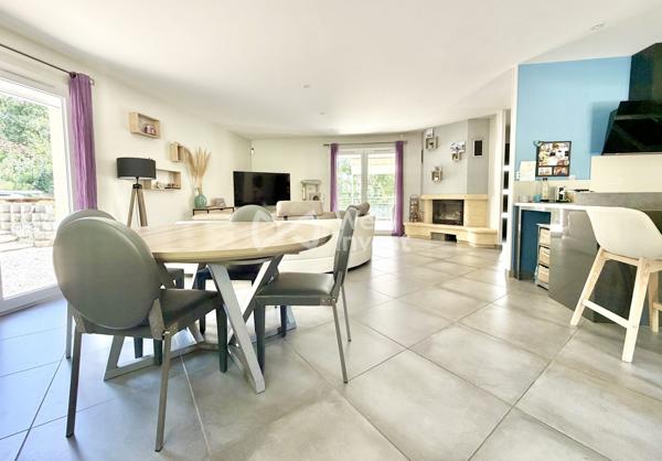 Villa de type 5 de 127 m2 habitables avec quatre chambres, jardin avec vue dominante.
