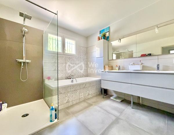 Villa de type 5 de 127 m2 habitables avec quatre chambres, jardin avec vue dominante.