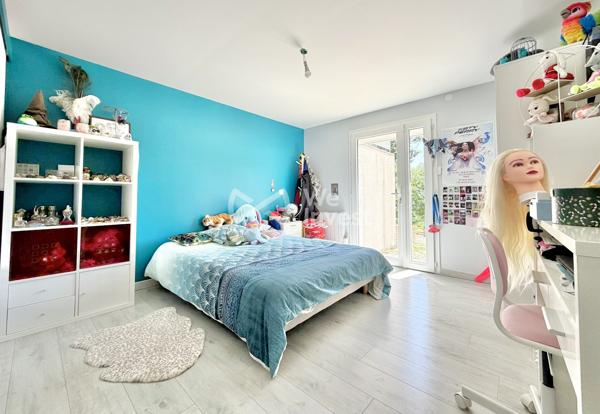 Villa de type 5 de 127 m2 habitables avec quatre chambres, jardin avec vue dominante.