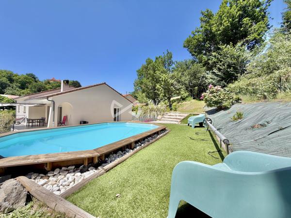 Villa de type 5 de 127 m2 habitables avec quatre chambres, jardin avec vue dominante.