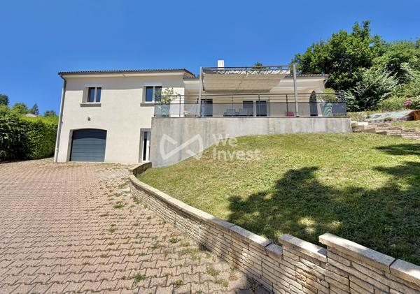 Villa de type 5 de 127 m2 habitables avec quatre chambres, jardin avec vue dominante.