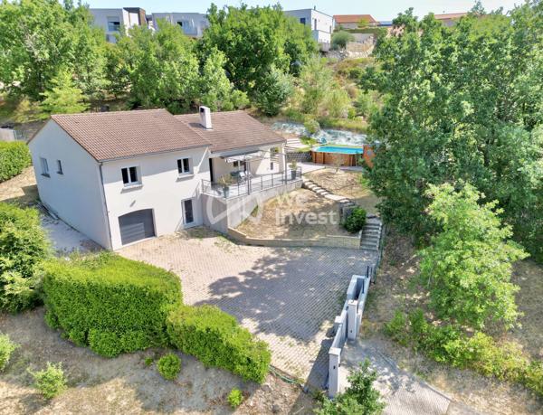 Villa de type 5 de 127 m2 habitables avec quatre chambres, jardin avec vue dominante.