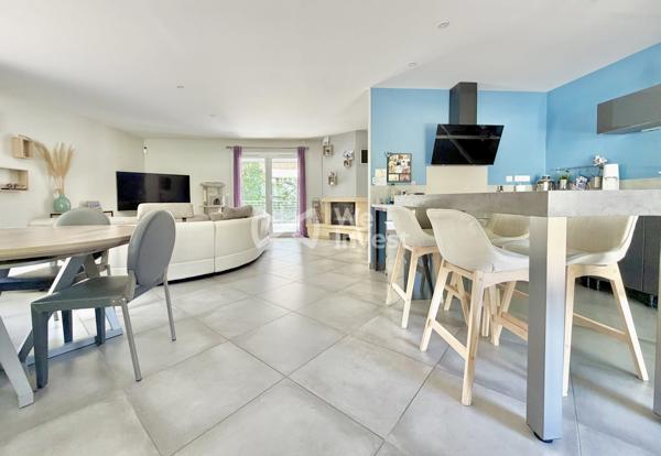 Villa de type 5 de 127 m2 habitables avec quatre chambres, jardin avec vue dominante.