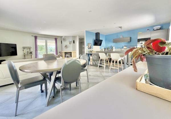 Villa de type 5 de 127 m2 habitables avec quatre chambres, jardin avec vue dominante.